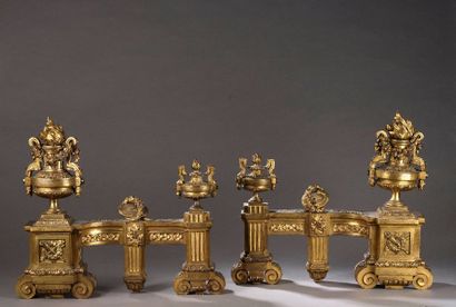 Paire de feux en bronze doré et ciselé. D'un...