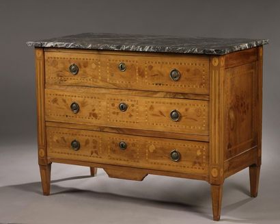 Commode droite en noyer marqueté en intarsia...