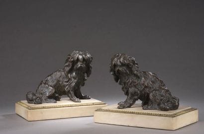 Paire de chiens assis en bronze ciselé et...