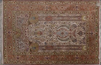 Tapis Kayseri de prière en soie à décor de...