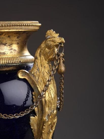 Paire de vase balustre en verre bleu-cobalt...