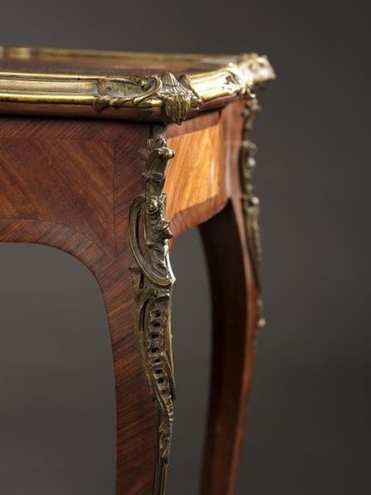 Small quartered rosewood veneered lounge...