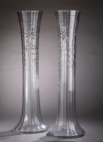 Paire d'importants vases en cristal taillé...