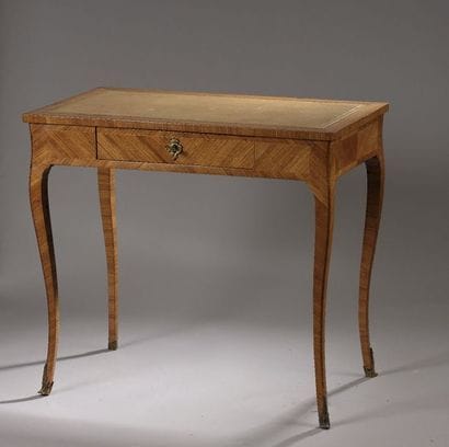 Petite table à écrire en placage de satiné...