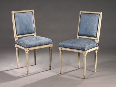 Suite de quatre fauteuils à dossier carré...