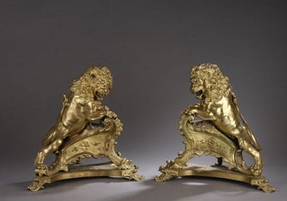 Paire de feux en bronze ciselé et doré figurant...