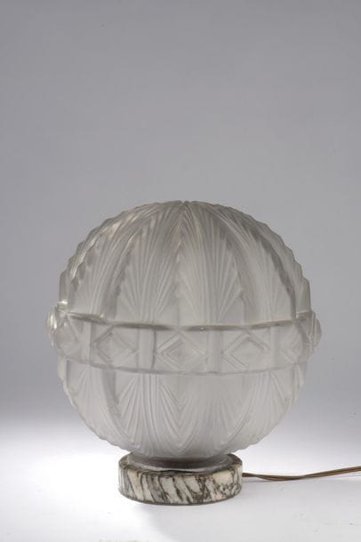 Lampe à poser en verre moulé-pressé satiné...