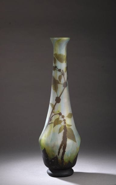 DAUM.
Vase à long col évasé en verre multicouches...