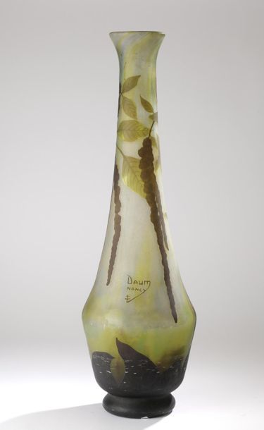 DAUM.
Vase à long col évasé en verre multicouches...