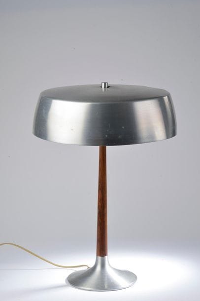 Lampe à poser, l'abat-jour en métal brossé,...