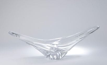 DAUM France.
Coupe navette en cristal moulé-pressé.
Signée...