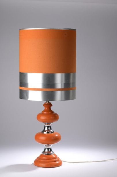 Lampe à poser, le fût en bois tourné laqué...