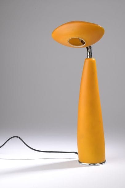 Lampe à poser en verre doublé orange et métal...