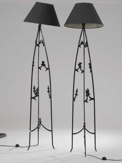 Paire de lampadaires tripodes en fer forgé...