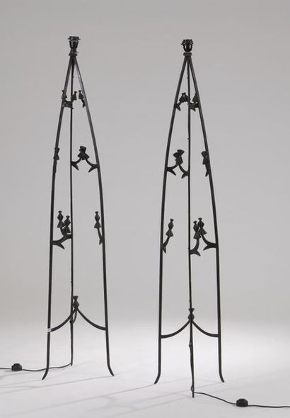 Paire de lampadaires tripodes en fer forgé...