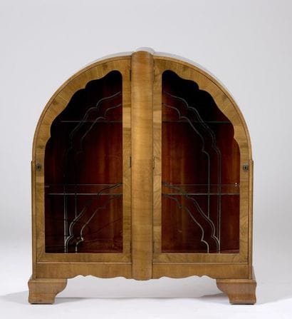 Meuble de vitrine cintré en placage de hêtre,...