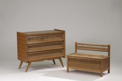 Commode en placage de chêne ouvrant à trois...