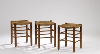 Suite de quatre tabourets paillés en orme...