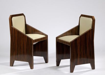 Paire de fauteuils architecturés en placage...