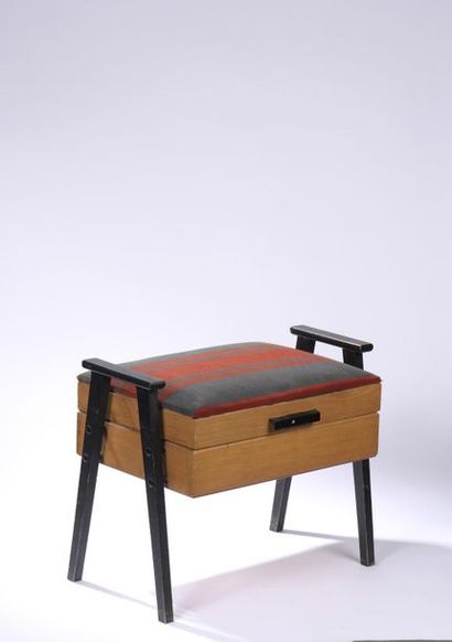 Tabouret formant travailleuse en placage...