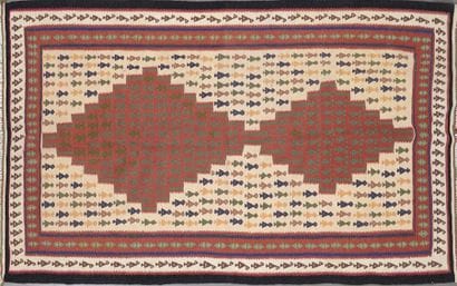Tapis kilim en laine nouée à décor polychrome...