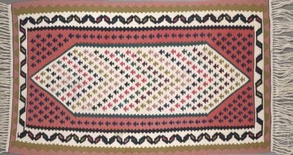 Tapis kilim en laine nouée à décor polychrome...