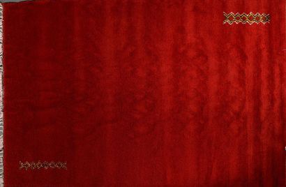 MAROC, Chichaoua.
Tapis en laine rouge garance,...