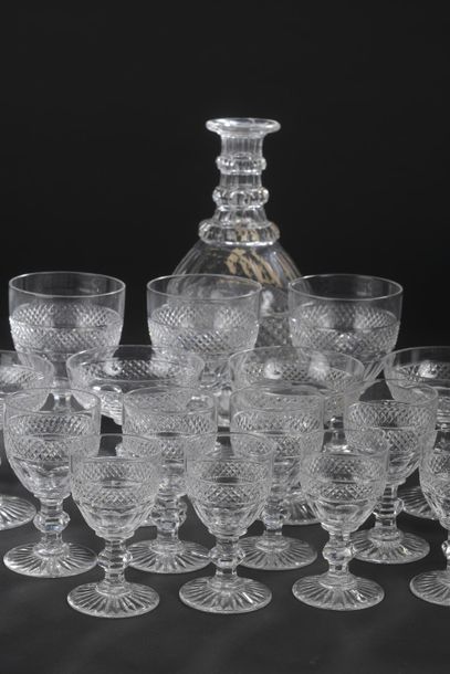SAINT-LOUIS.
Serving part of glasses with...