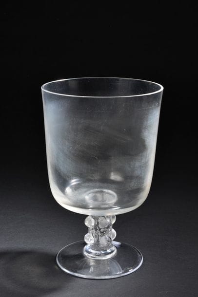 LALIQUE France.
Large clear glass grape-washing...