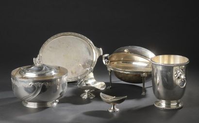 Set in silvery metal comprising: 
- A circular...