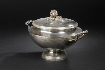 Sauceboat with fixed silver frame, the grip...