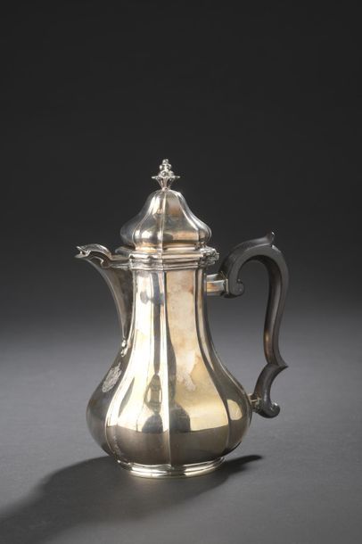 Ribbed baluster coffee pot in plain silver...