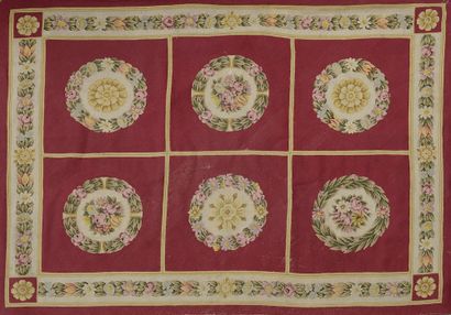 
Tapis en laine a? caissons centre?s de bouquets...