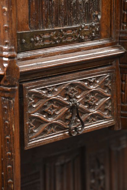 Dressoir néo-gothique en chêne et noyer mouluré...