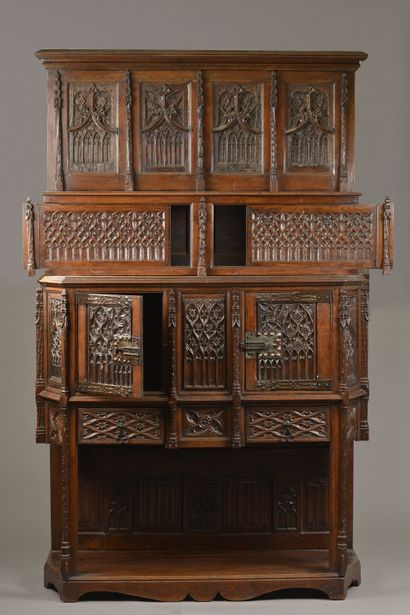 Dressoir néo-gothique en chêne et noyer mouluré...