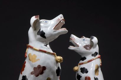 Attribuée à la maison SAMSON.

Paire de chiens...