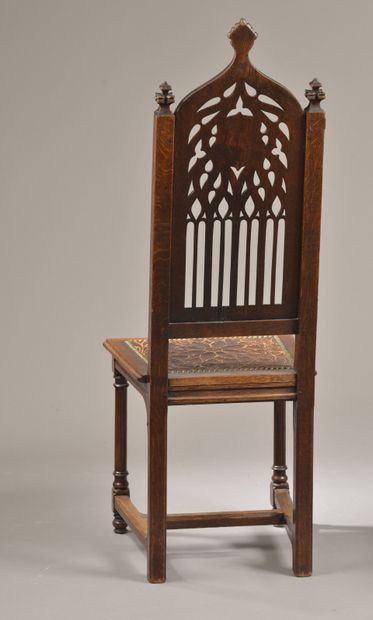 Paire de chaises néo-gothiques en chêne mouluré...
