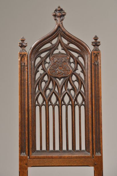 Paire de chaises néo-gothiques en chêne mouluré...