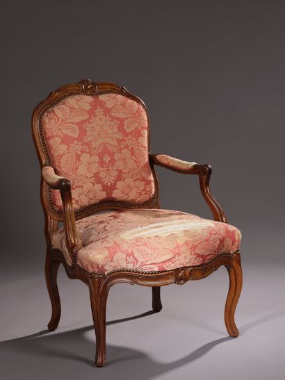 Armchair à la reine in moulded and carved...