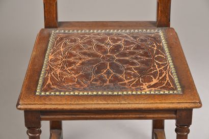 Paire de chaises néo-gothiques en chêne mouluré...