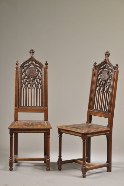 Paire de chaises néo-gothiques en chêne mouluré...