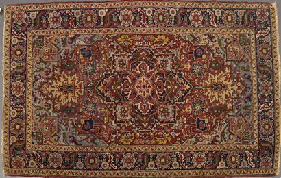 Tapis Mahal en laine, le champ central à...