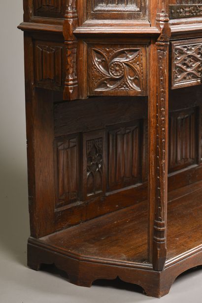 Dressoir néo-gothique en chêne et noyer mouluré...