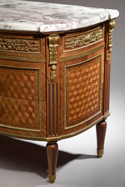 Chest of drawers with curved front in satin...