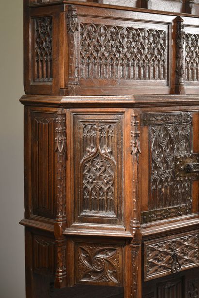 Dressoir néo-gothique en chêne et noyer mouluré...