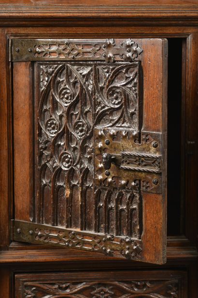 Dressoir néo-gothique en chêne et noyer mouluré...