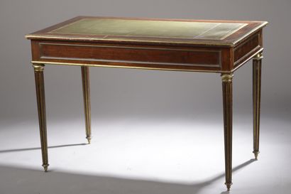 Flat mahogany and mahogany veneer desk opening...