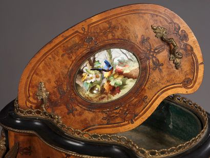 Table jardinière de forme rognon en bois...