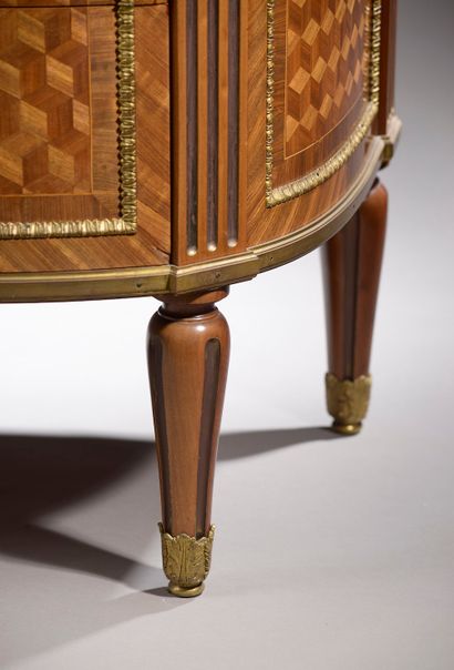 Chest of drawers with curved front in satin...