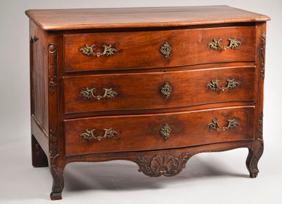 Straight walnut chest of drawers, the front...